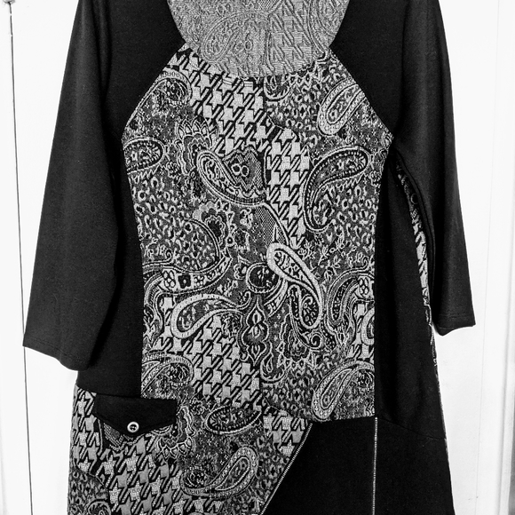 Black and creme paisley top - Picture 1 of 4